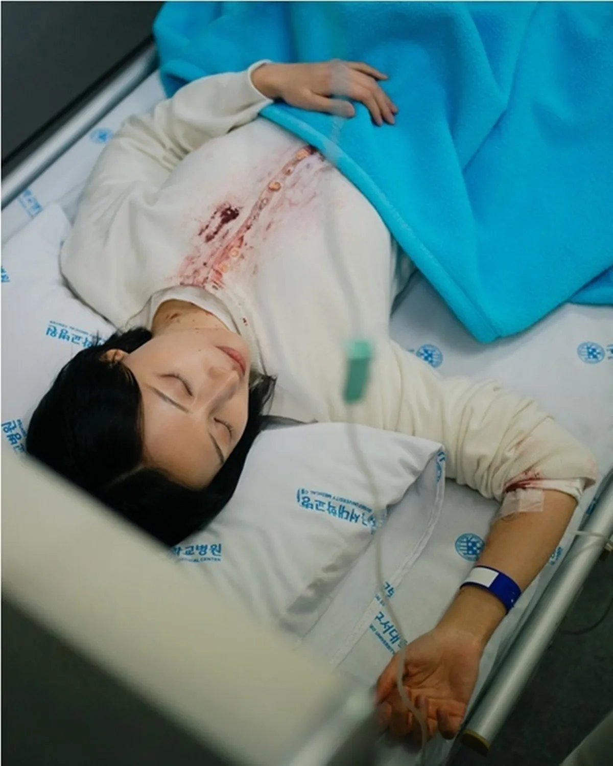 김지원, 어쩌다 이렇게…온몸 피투성이로 응급실行 (닥터X)
