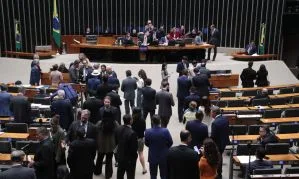 Câmara aprova PLP dos combustíveis com ‘jabutis’ e trava para despesas do governo
