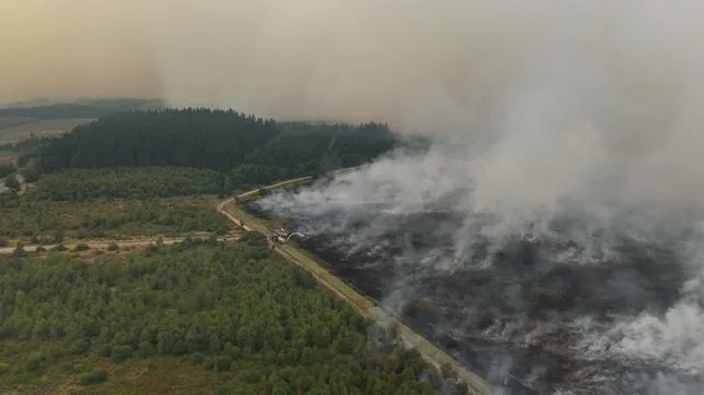 Incendies dans les Fagnes : un feu d’une ampleur inédite ravage l’est de la Belgique