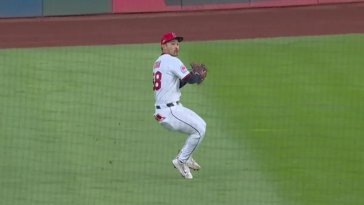 Guardians’ Kwan throws a rocket to cut Walls off at home plate