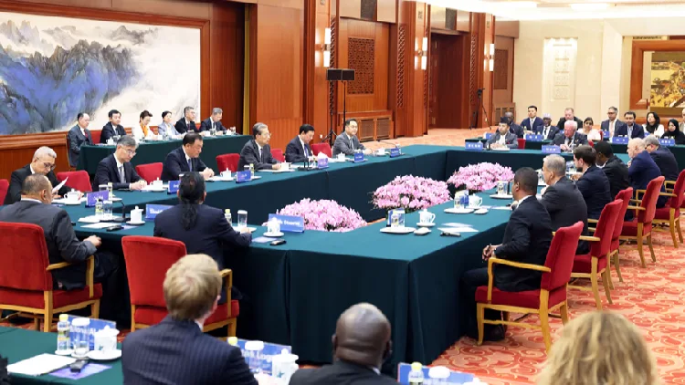 China's top legislator meets participants of legislators forum