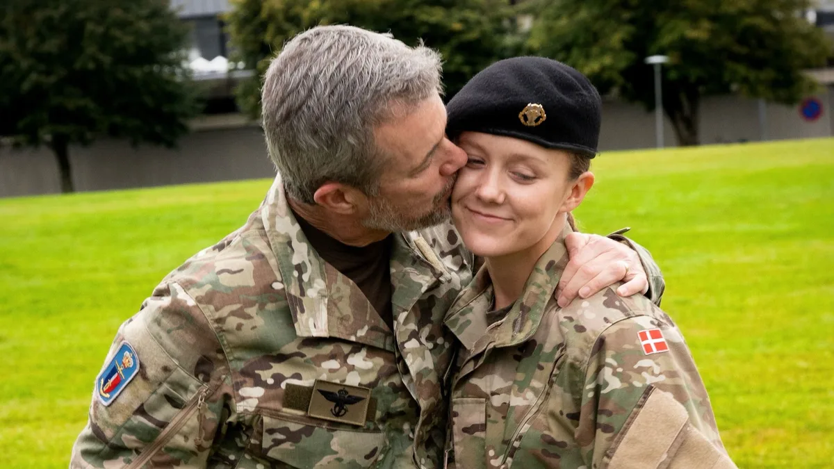 El emocionante reencuentro de los reyes Federico y Mary de Dinamarca con su hija Isabella (19 años) tras su ingreso en el ejército
