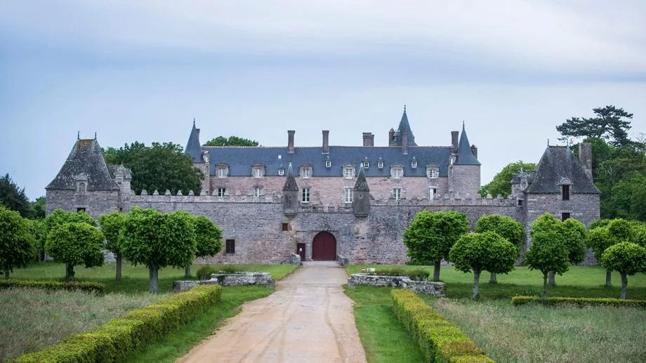 Erquy : un gradin s'effondre avant un spectacle au château de Bienassis, 16 personnes blessées