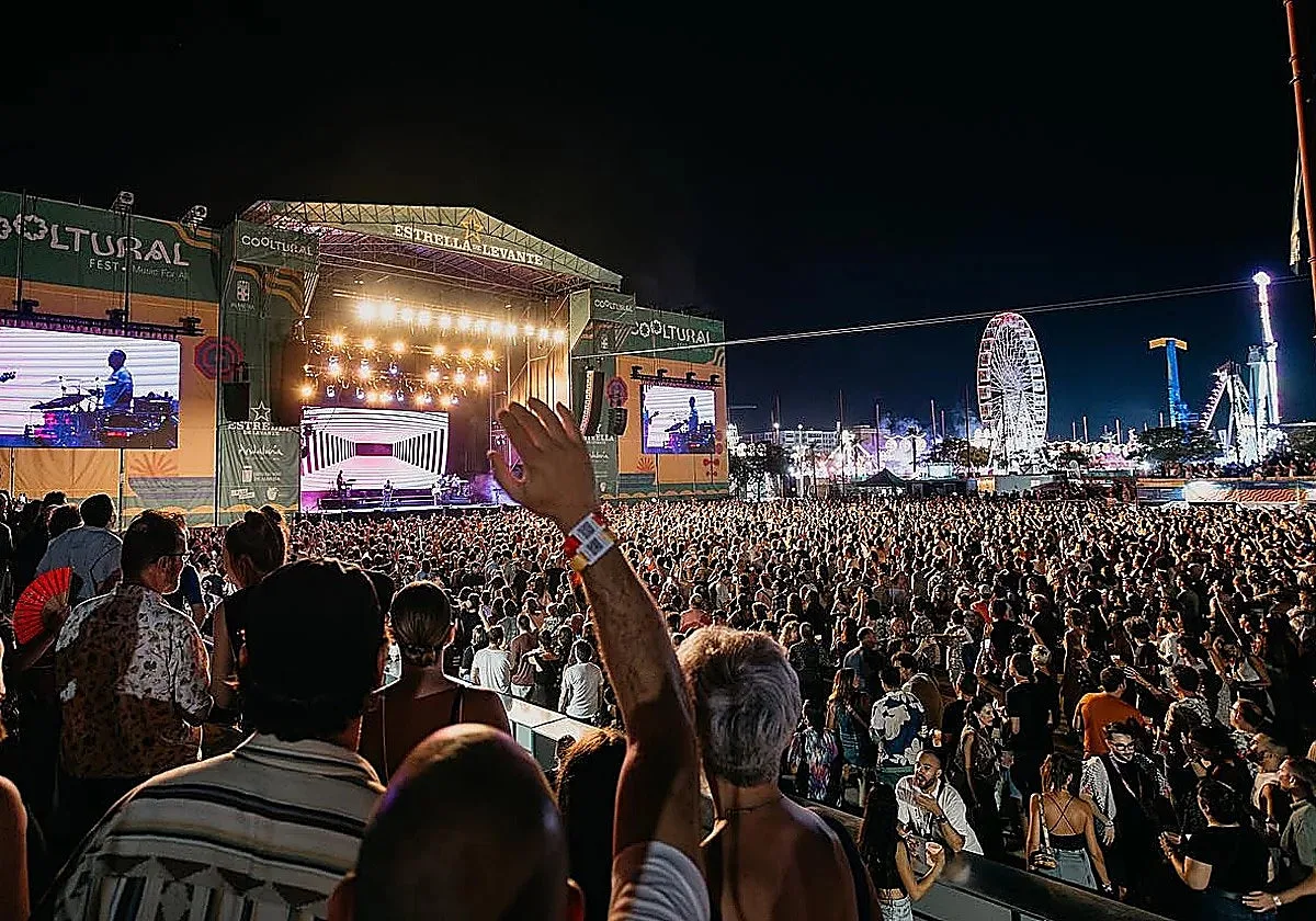 Arranca la Feria de Almería con el pregón y el encendido extraordinario de su nueva portada