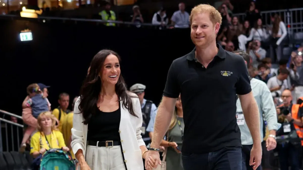 El príncipe Harry y Meghan Markle regresan hoy a Reino Unido