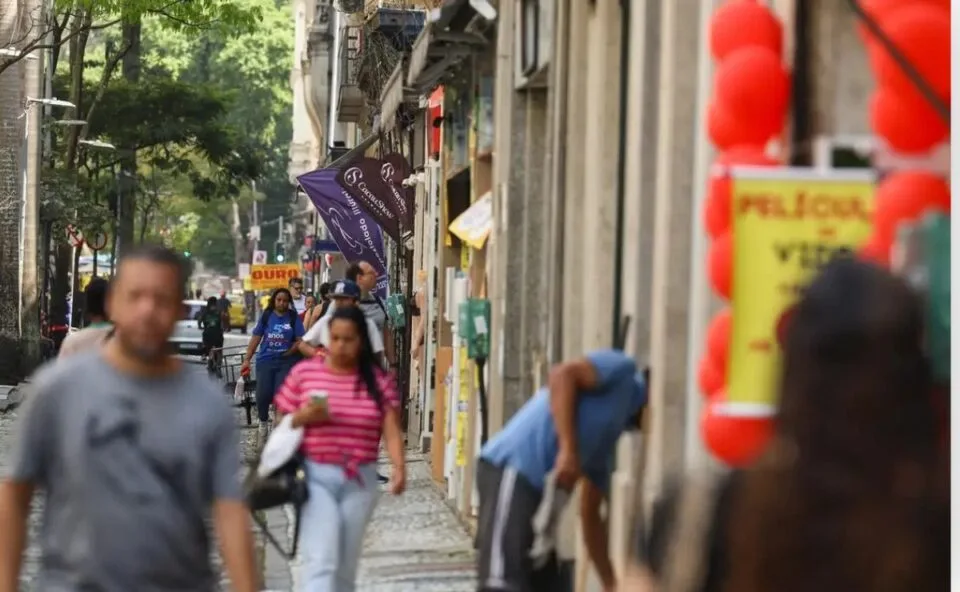 Governo estuda linha de crédito para empresas se adaptarem ao fim da escala 6×1