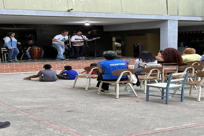 «Aspirinas para el alma» lleva música a refugios de La Guaira y Caracas