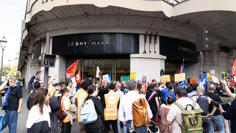 "Le rayon respect est définitivement fermé": 150 personnes rassemblées contre la direction du BHV Marais et "ses mensonges"