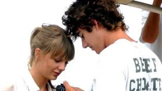 Exnovio de Taylor Swift es buscado por Rusia tras acusarlo de “mercenario”