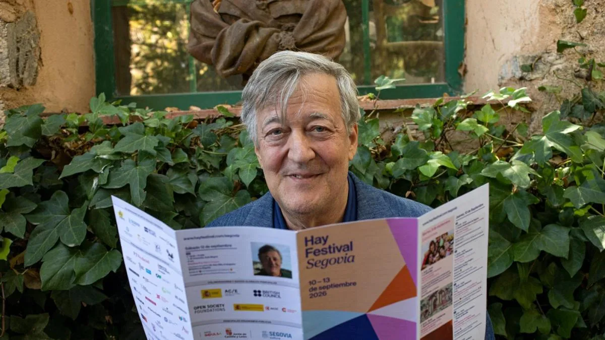 Stephen Fry alerta contra la IA, el nuevo fuego de Prometeo que quizás acabará con los humanos