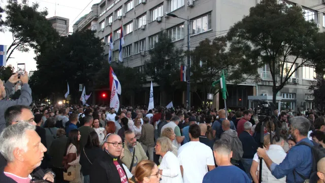 Protestos na Sérvia contra limitações a voto de residentes no estrangeiro
