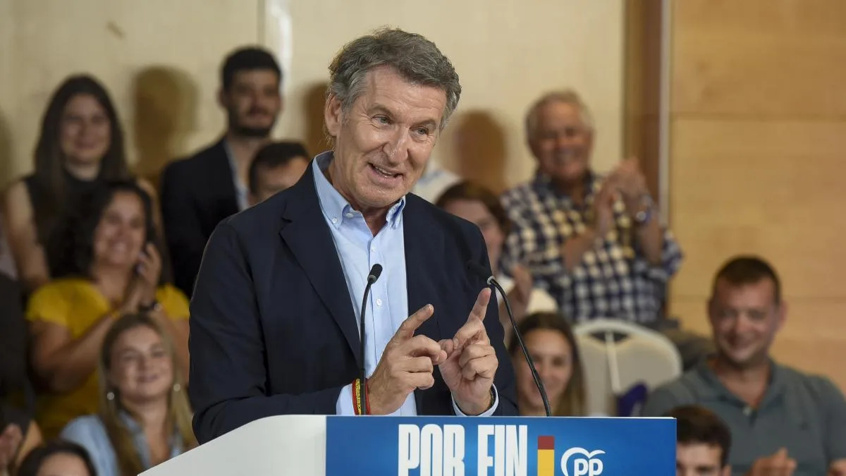 Feijoo echa en cara a Sánchez que no acompañe a los reyes en Ceuta