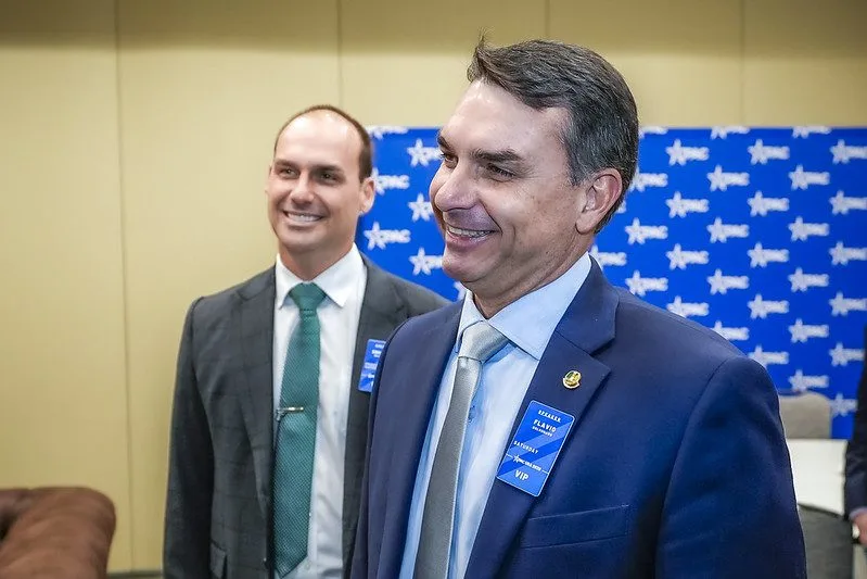 Viagens de Eduardo e Flávio Bolsonaro ao Bahrein coincidem com pressão judicial no Brasil