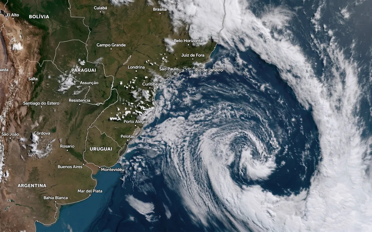 Ciclone e frente fria causam chuva forte e ventania; veja como fica o tempo no fim de semana