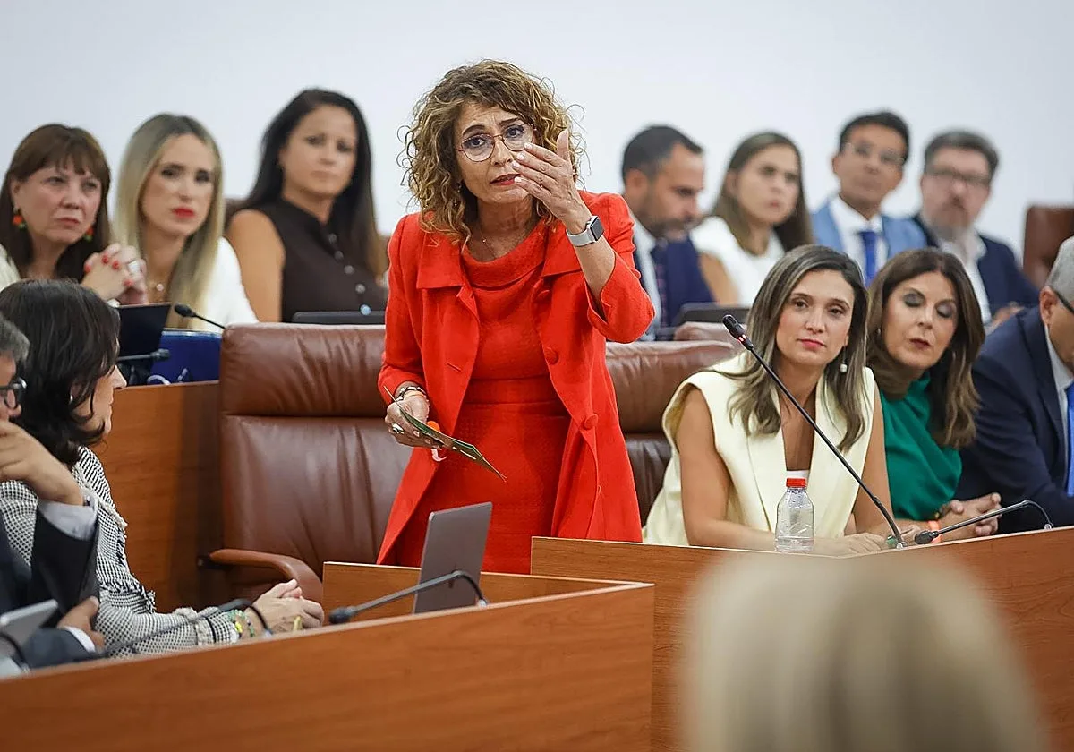 Juanma Moreno y María Jesús Montero miden sus fuerzas en su primer cara a cara en el Parlamento
