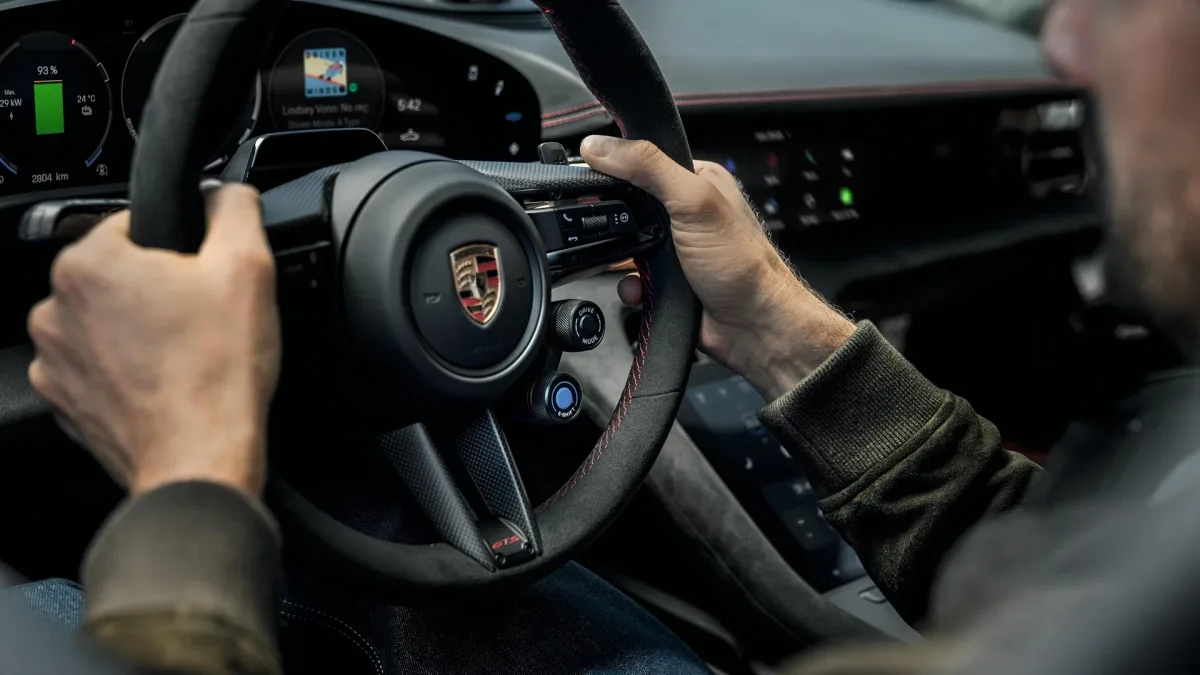 Porsche Taycan ganha transmissão PDK e ronco "falsos"; entenda