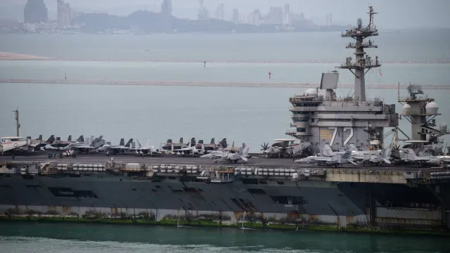 USS Abraham Lincoln chega à Tailândia após missão no Médio Oriente