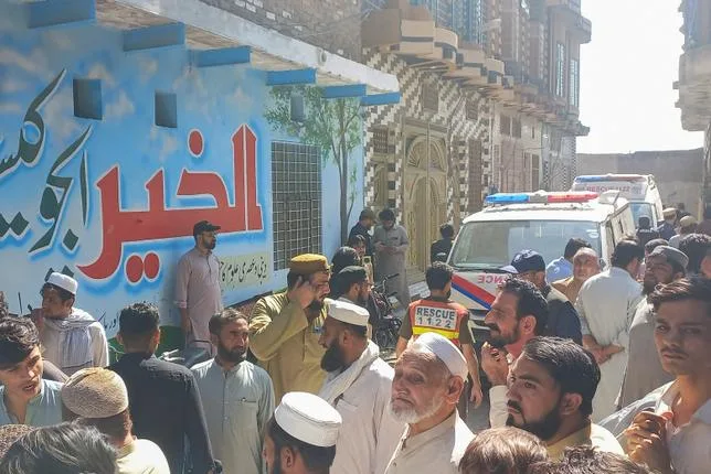 Au Pakistan, le toit d’une école s’effondre sur les élèves : au moins 28 morts