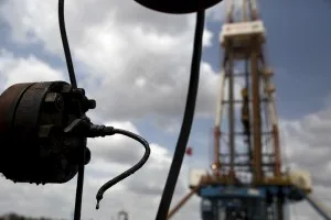 Petróleo sobe 2% com tensões no Oriente Médio e queda das reservas da commodity
