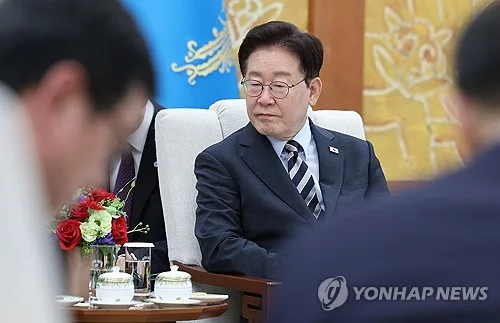 李대통령 지지율 37%로 4주연속 최저치…부정 평가는 56%로 최고[한국갤럽](종합)