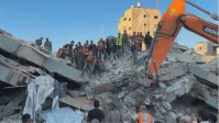 Vídeo: Criança fica presa em escombros após ataque em Gaza