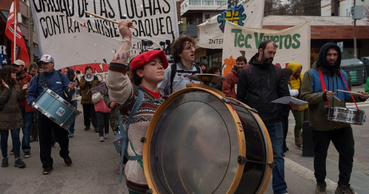 La «marcha de la bronca» en Bariloche tuvo reclamo de huelga general y mensajes locales
