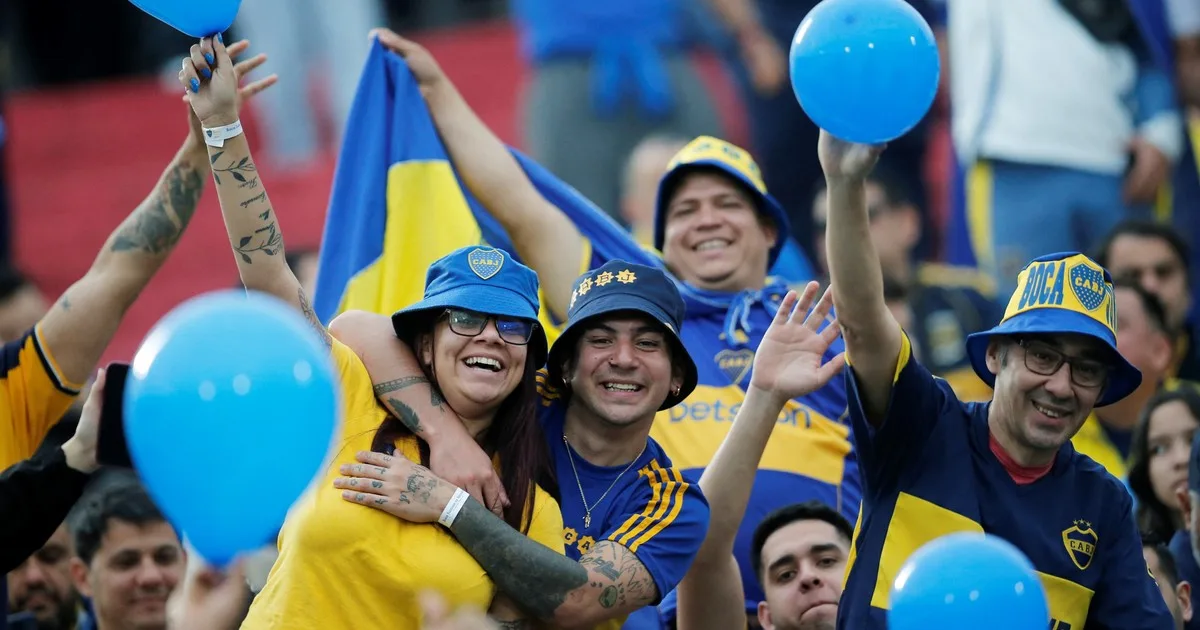 Más de 20 mil hinchas de Boca coparon el Defensores del Chaco y lo hicieron local en Paraguay