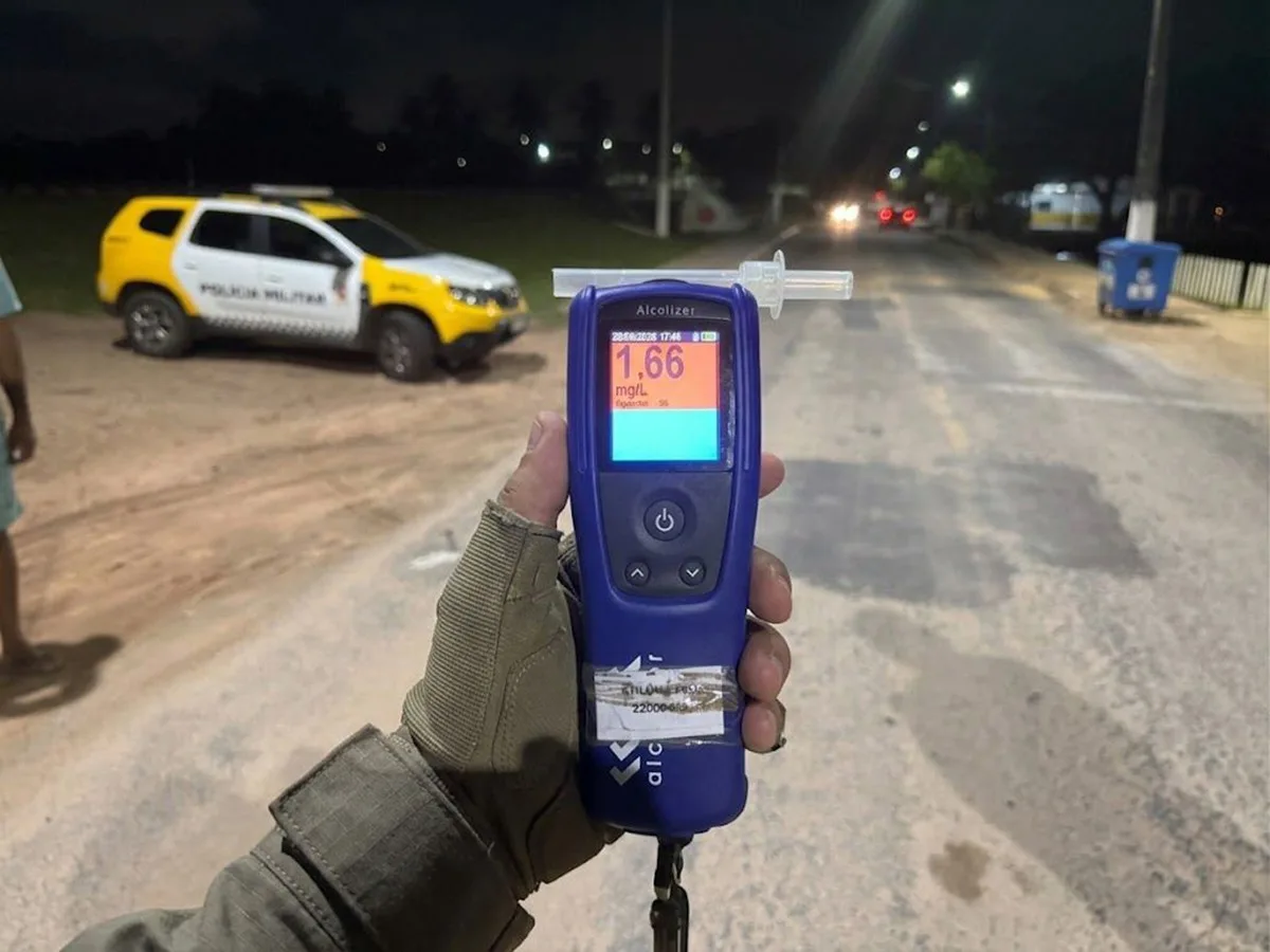 Homem é preso após pilotar moto com teor de álcool quase cinco vezes acima do limite na Grande Natal
