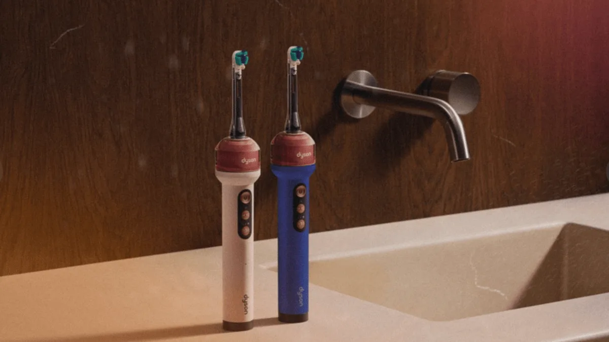 Une caméra dans la bouche et un jet automatique : comment fonctionne la brosse à dents Dyson CameraJet à 479 euros