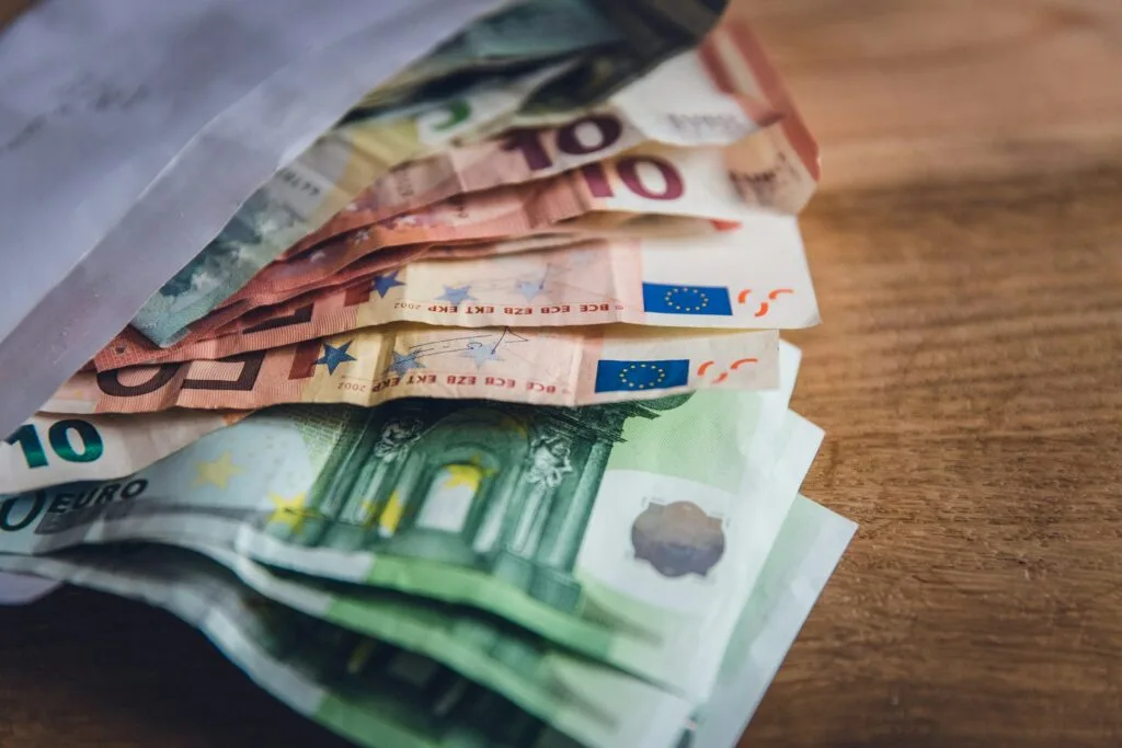 Governo confirma aumento do salário mínimo para 970 euros em 2027