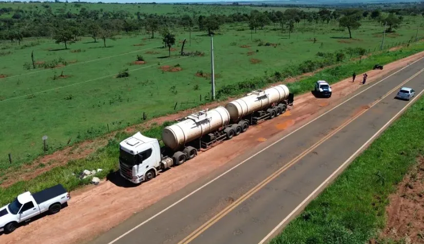 Ladrões fazem motorista refém e roubam carga de combustível de bitrem
