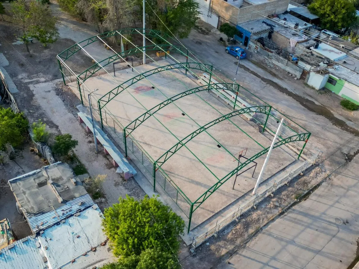 Avanza 60 por ciento colocación de techumbre en área verde de Torreón