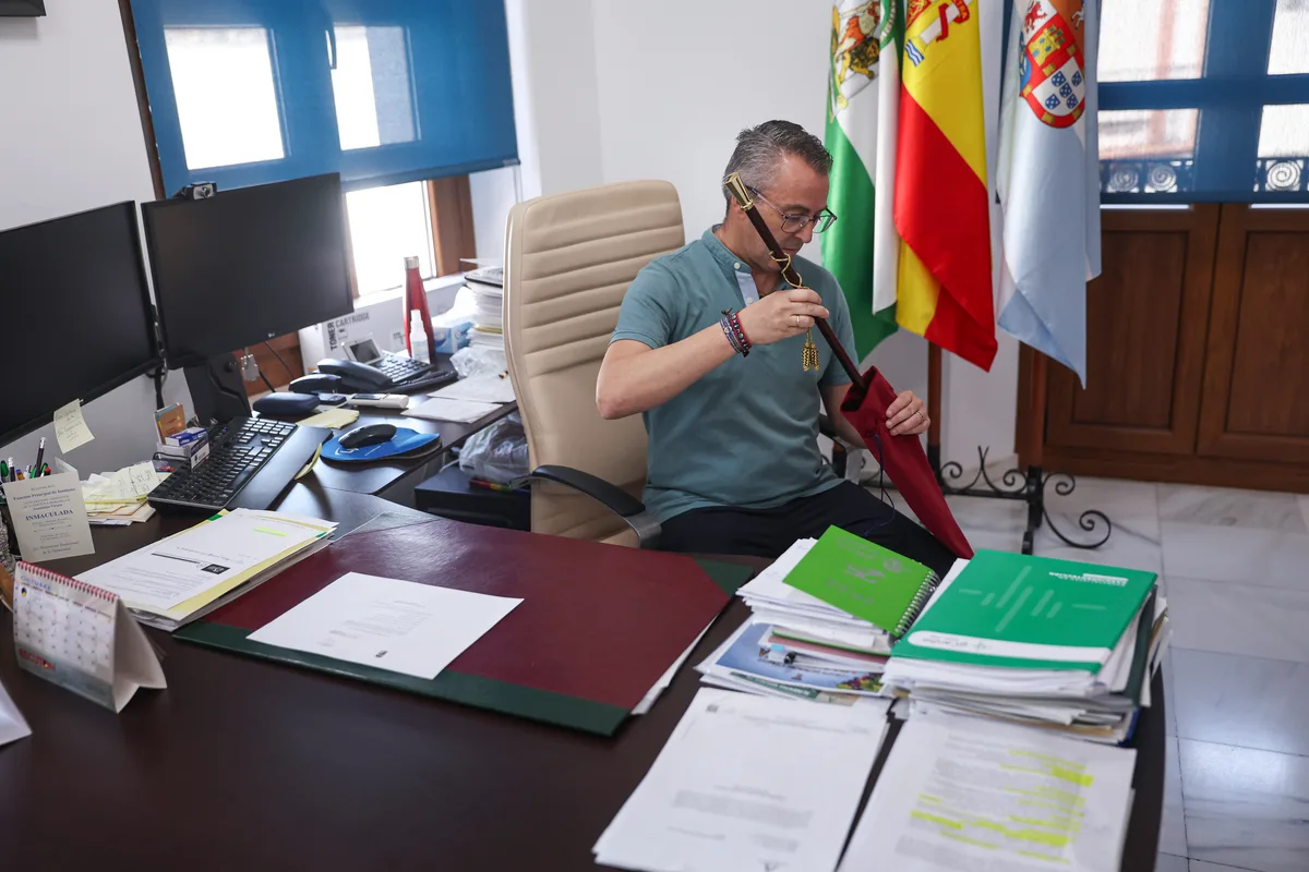 El alcalde, del PSOE, que lo deja para no ser mala persona: "A Óscar Puente (y a Tellado) le diría que no está ahí para faltar al respeto"