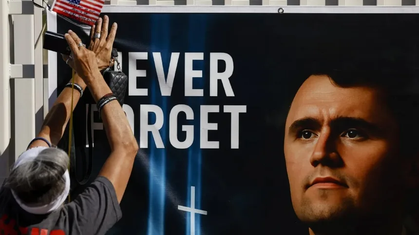 VIDEO: Estatua en honor al activista Charlie Kirk fue vandalizada: Así la dejaron