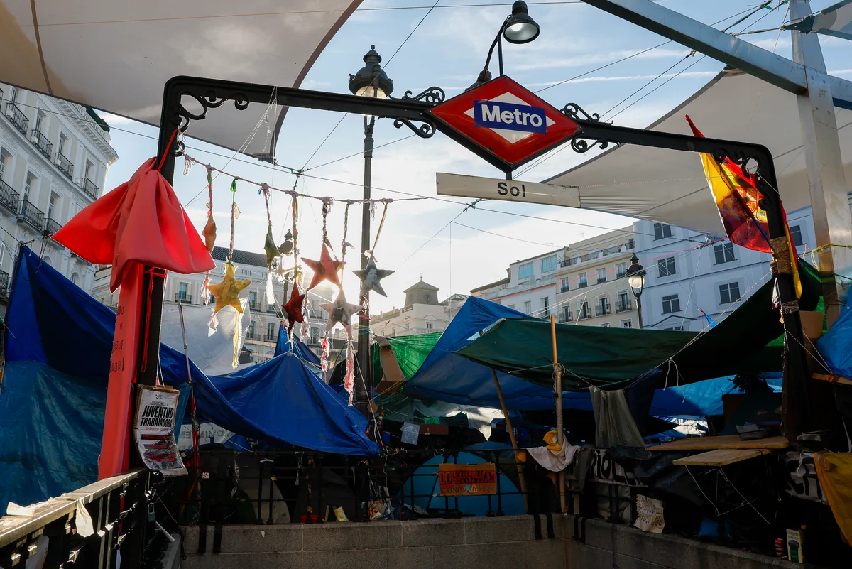 Ayuso cierra la estación de Metro de Sol por las "condiciones de insalubridad" de la "acampada ilegal"