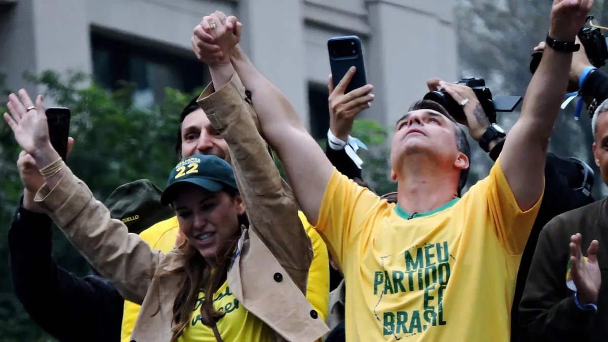 Flávio Bolsonaro pagou R$ 600 mil a empresa que oferece manipulação de eleições por IA, mostra portal