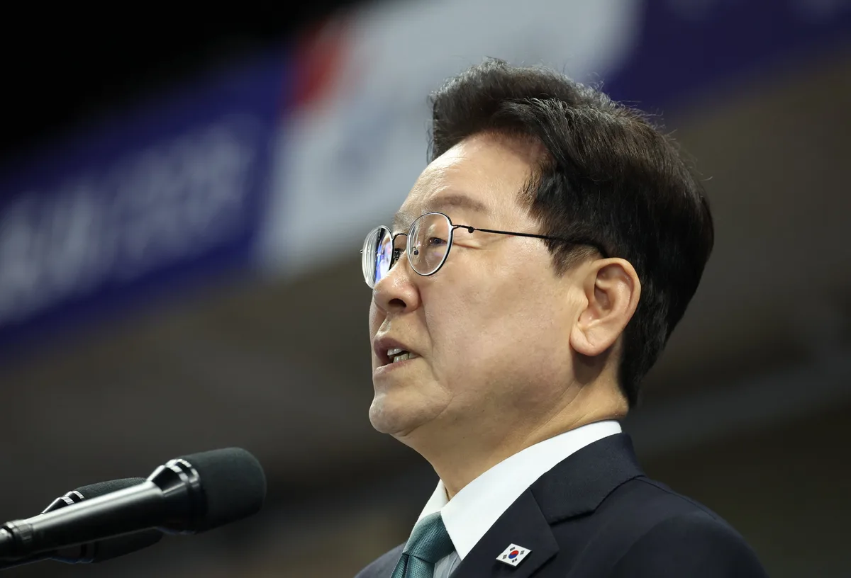 李 지지율 소폭 상승한 37.3%…부정 평가는 60.4%