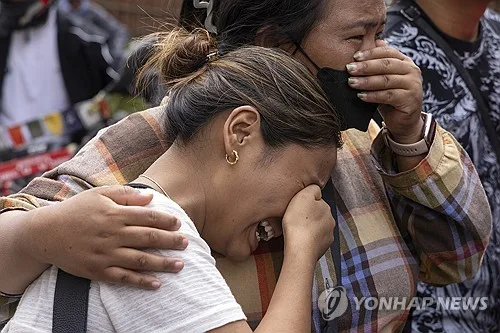 [네팔 대홍수] 실종자 가족들 "생존 가능성 꺼져간다" 눈물