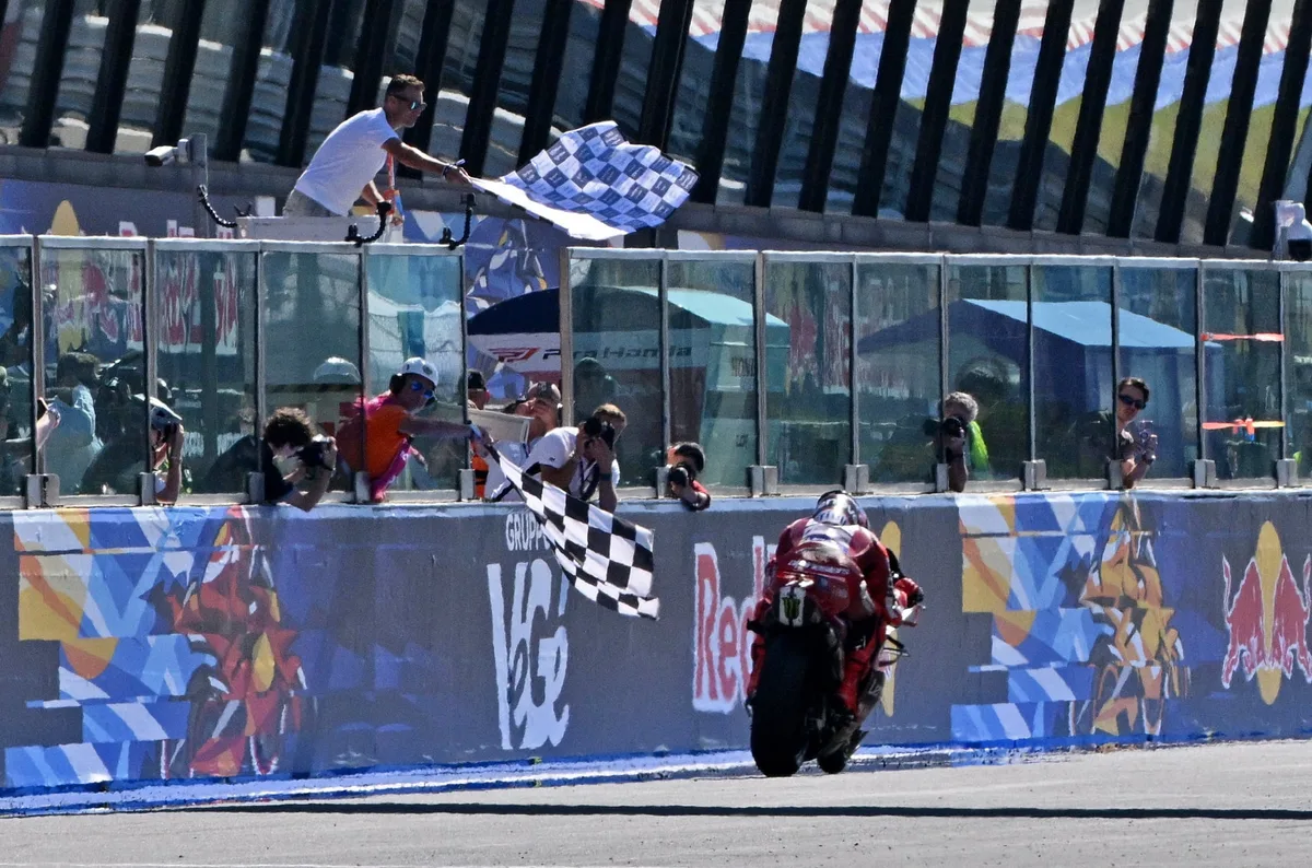 Victoria y liderato para Márquez