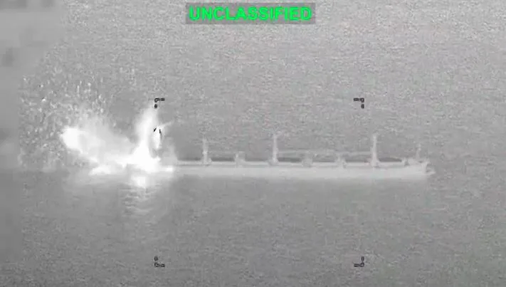EEUU atacó un buque comercial en el golfo de Omán que salió de un puerto iraní (VIDEO)