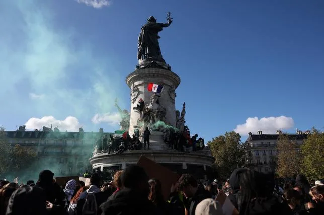 Dans les rues de l’Hexagone, la “convergence des colères” françaises