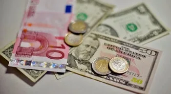 Euro sobe ligeiramente mas mantém-se no patamar dos 1,15 dólares