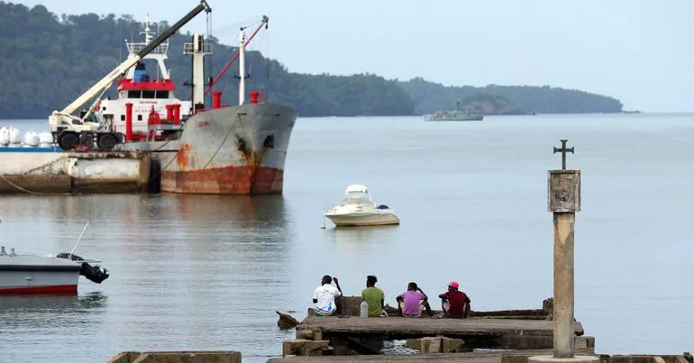 Navio encalhado bloqueia único porto da ilha do Príncipe