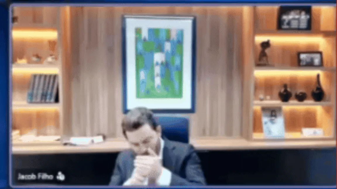 VÍDEO: advogado é flagrado fumando cigarro ao vivo durante defesa de cliente em audiência virtual do TJMT