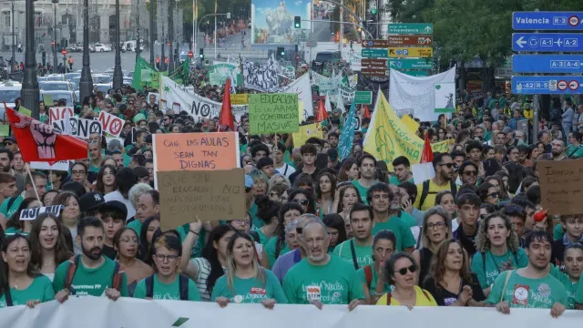 Milhares de professores em greve em Madrid pelo segundo dia consecutivo