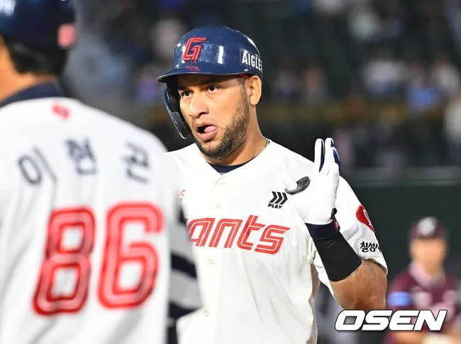 “롯데 경기 안 보겠다” 했는데, 고의4구 논란→204안타 1위 허용…韓신기록에도 좌불안석, 48억 혜자 FA 운명은