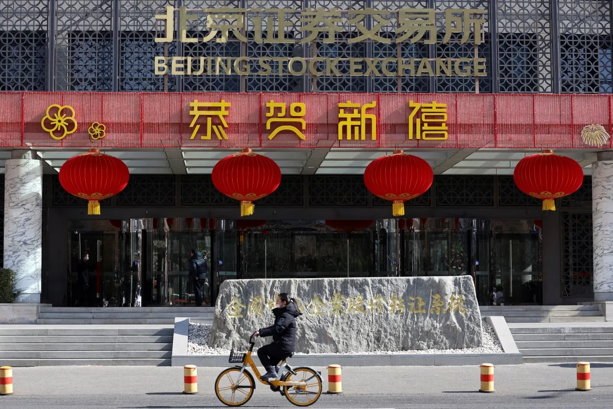 Bolsas da Ásia fecham em baixa após queda de ações de IA em NY e dados mistos da China