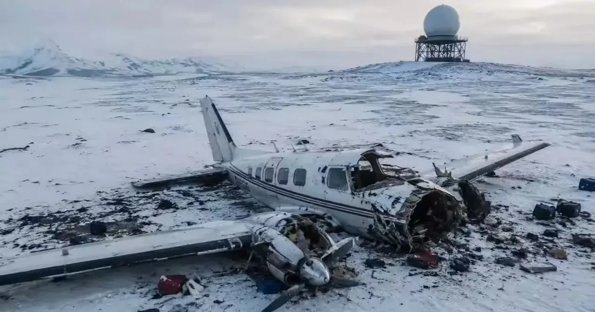 Trágico accidente aéreo en Alaska: ocho personas murieron tras el desplome de un avión chárter que se estrelló cerca de una base de radar