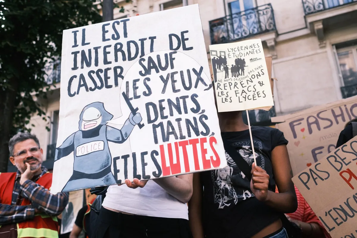 « Un spectacle inquiétant » : la réponse policière au mouvement lycéen questionne la presse européenne