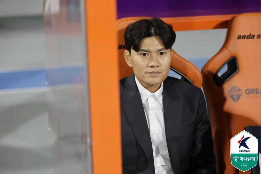 ‘10명’ 킷치와 비긴 강원 정경호 감독 “어린 선수들 성장 가능성 확인”